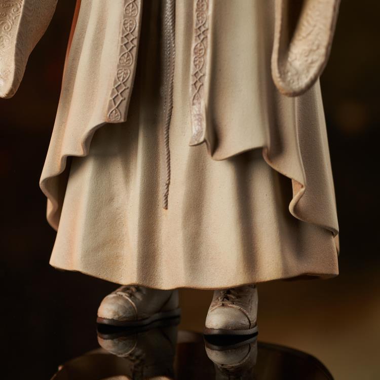 Diamond Select The Lord of the Rings: Saruman Deluxe Action Figure