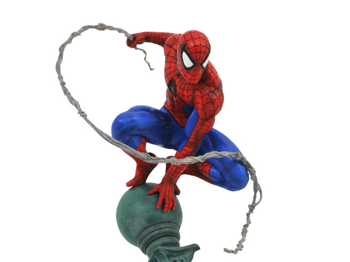 Diamond Select Marvel Gallery - Spider-Man (Lamppost) Diorama