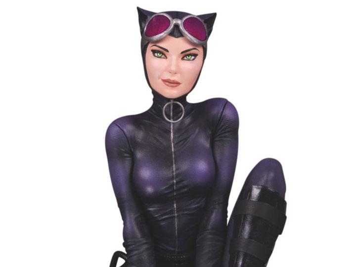 DC Collectibles Cover Girls of the DC Universe Catwoman Limited Edition Statue (Joelle Jones) - Nerd Arena